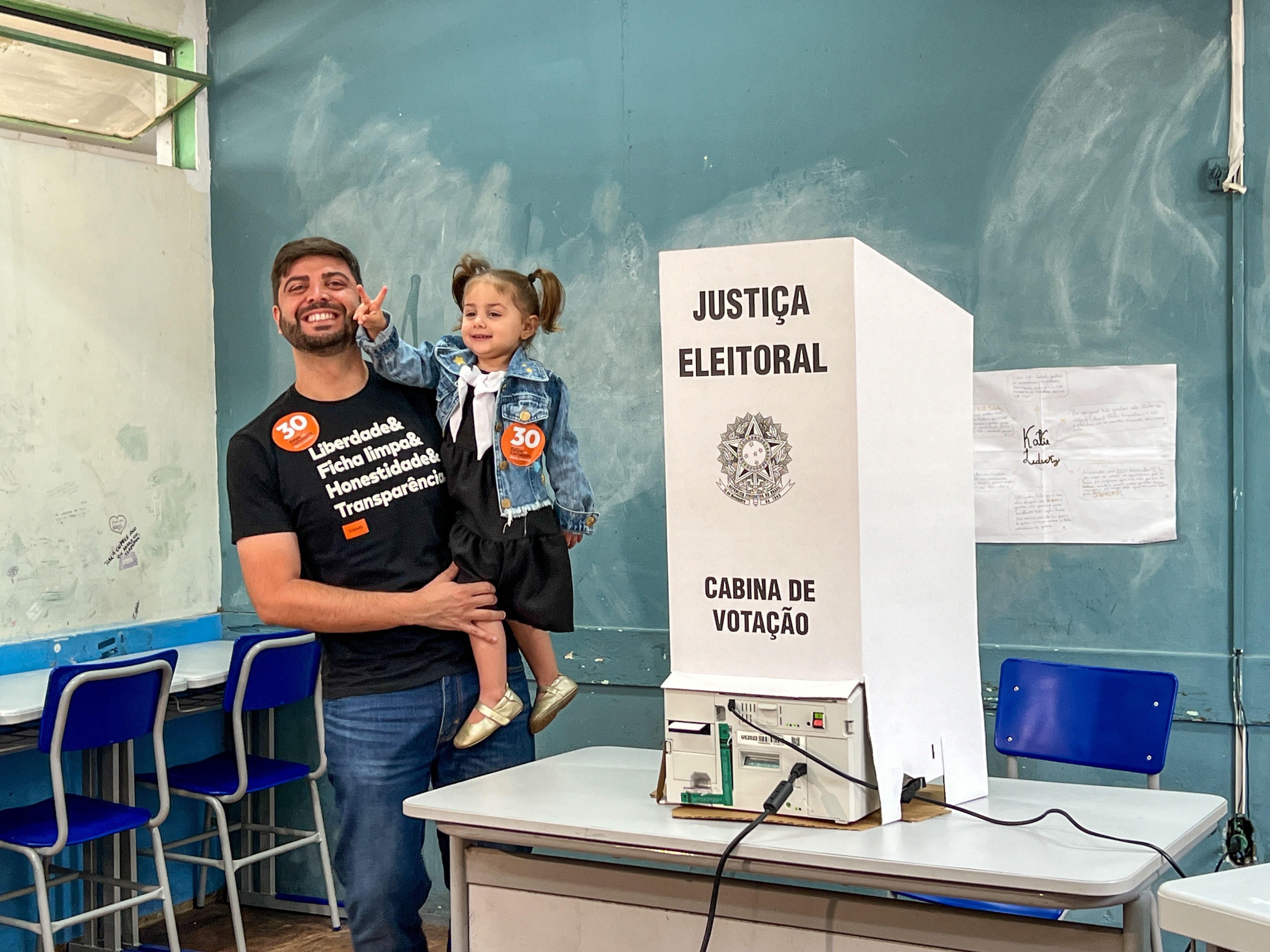 O candidato Felipe Camozzato (Novo) votou na manhã deste domingo (6) em Porto Alegre • Reprodução