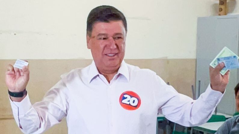 Carlos Viana durante o voto • Divulgação