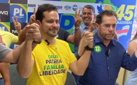 O candidato à Prefeitura de Manaus Capitão Alberto Neto (PL; no centro, pela esquerda) recebe o apoio do PSDB, do senador Plínio Valério (AM; no centro, pela direita) no segundo turno contra o prefeito David Almeida (Avante), em 22 de outubro de 2024