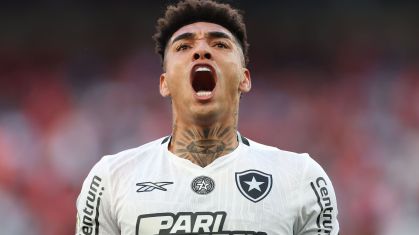 Igor Jesus vibra com o gol da vitória do Botafogo sobre o Athletico-PR