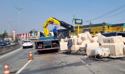 Caminhão tomba e interdita a rodovia Raposo Tavares em Cotia (SP)