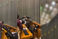 Chuva vaza pelo teto e atinge plenário da Câmara; veja vídeo