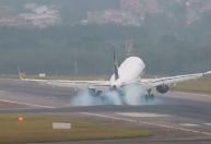 Câmera flagra imagem impressionante de avião pousando de lado em Guarulhos; veja