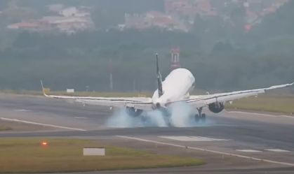Câmera flagra imagem impressionante de avião pousando de lado em Guarulhos; veja