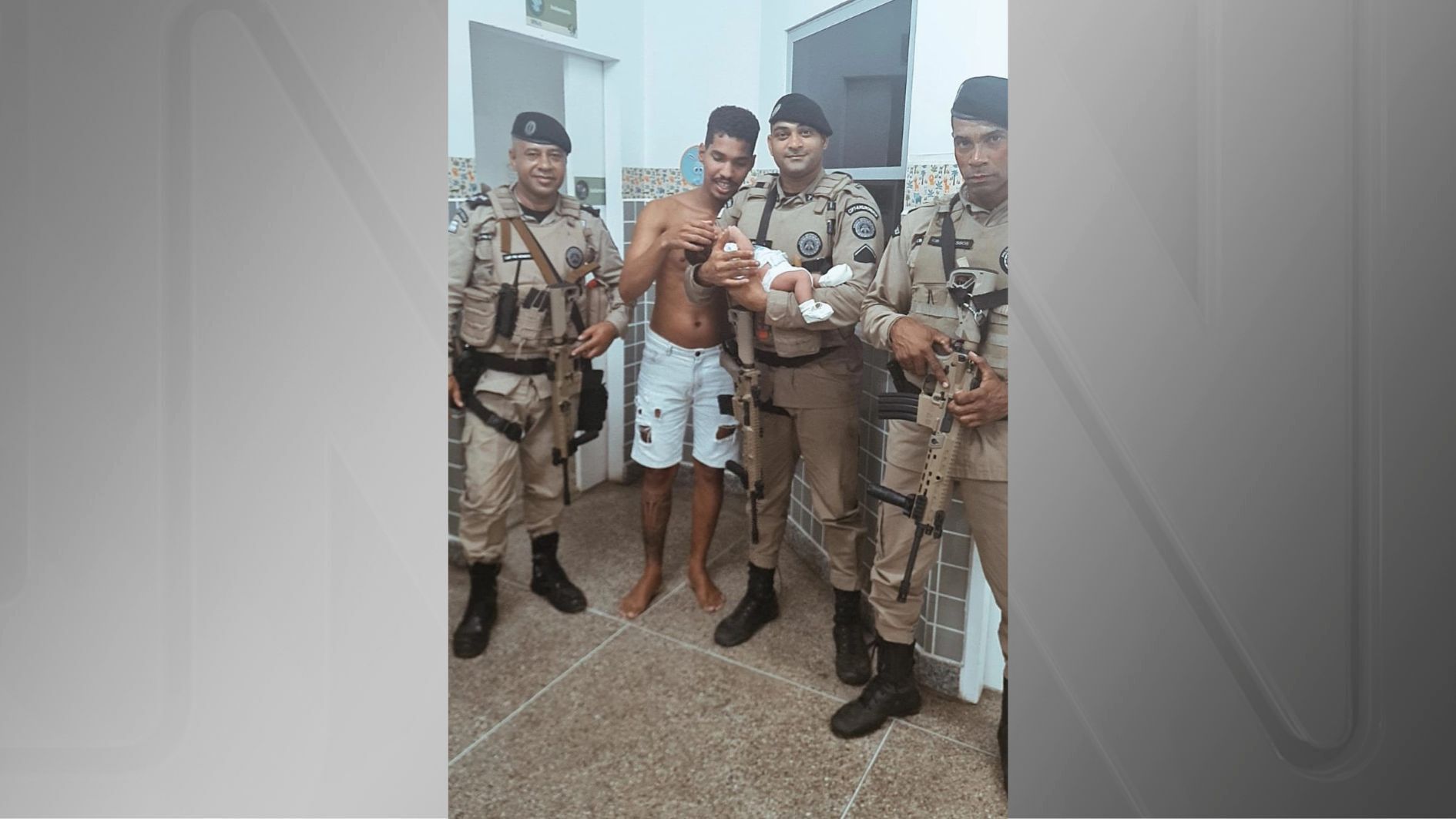 Policiais militares que fizeram o resgate do recém-nascido na Bahia