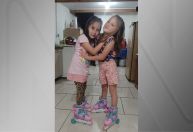 Mãe de gêmeas mortas forjou acusação de estupro contra o marido, diz polícia