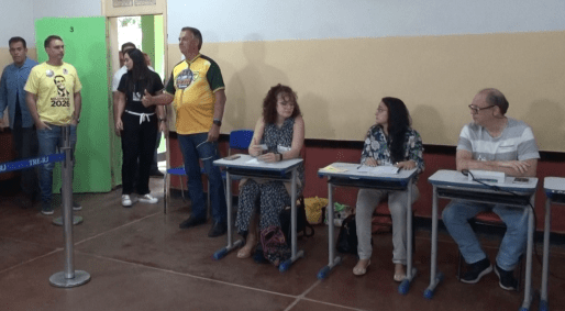 Ex-presidente Jair Bolsonaro vota na zona oeste do Rio de Janeiro