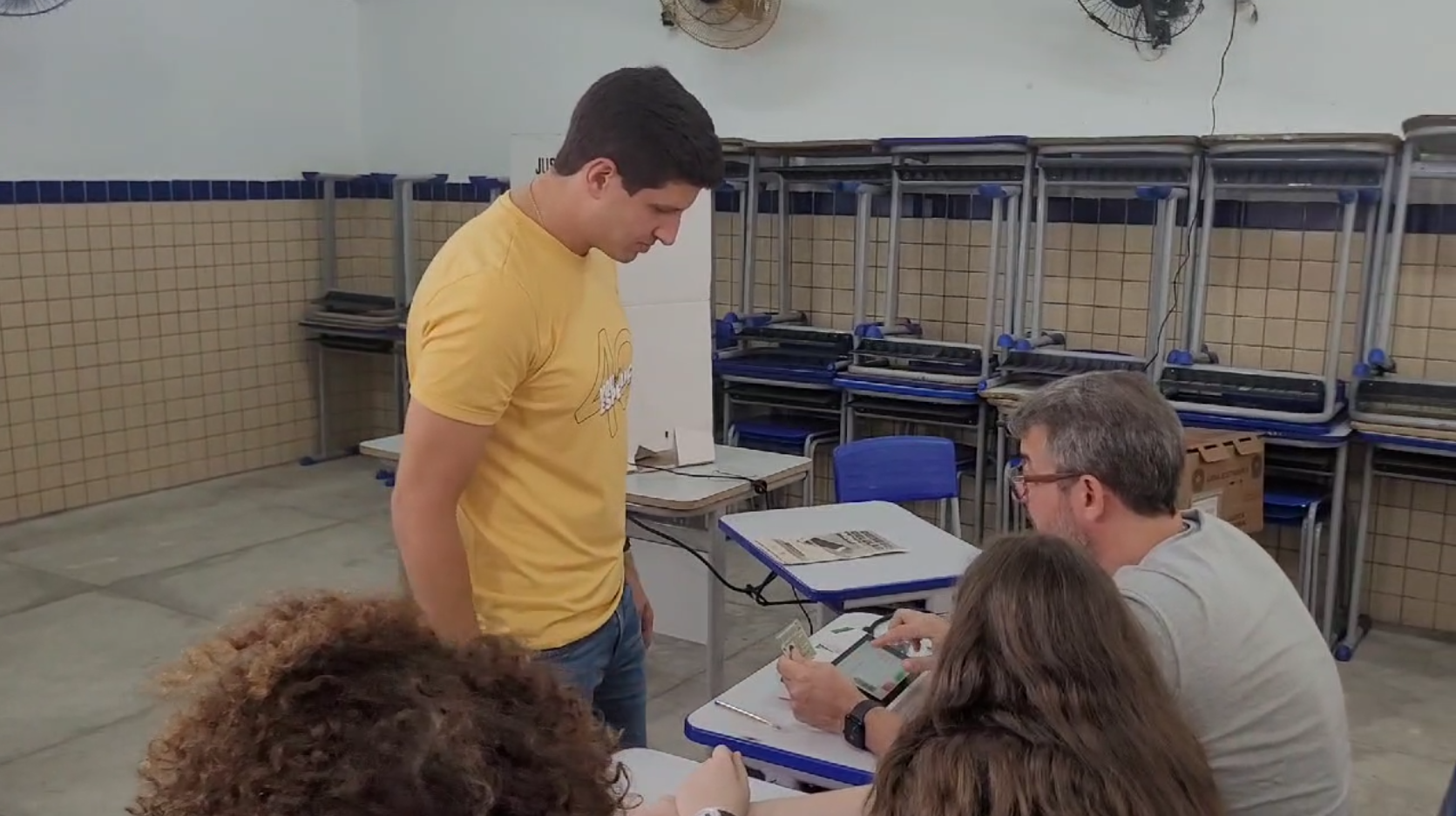 O prefeito e candidato à reeleição, João Campos (PSB), vota nas eleições municipais do Recife, neste domingo (6). • Reprodução