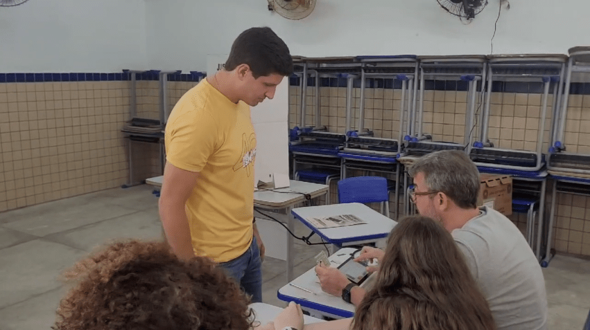 O prefeito e candidato à reeleição, João Campos (PSB), vota nas eleições municipais do Recife, neste domingo (6). • Reprodução