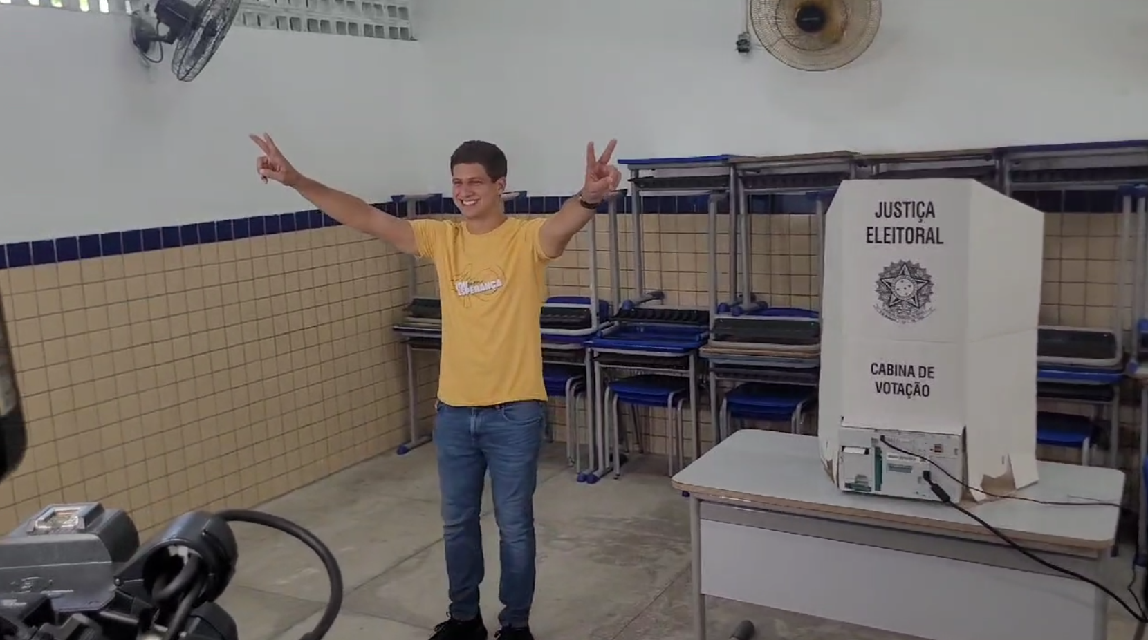 O prefeito e candidato à reeleição, João Campos (PSB), vota nas eleições municipais do Recife, neste domingo (6). • Reprodução