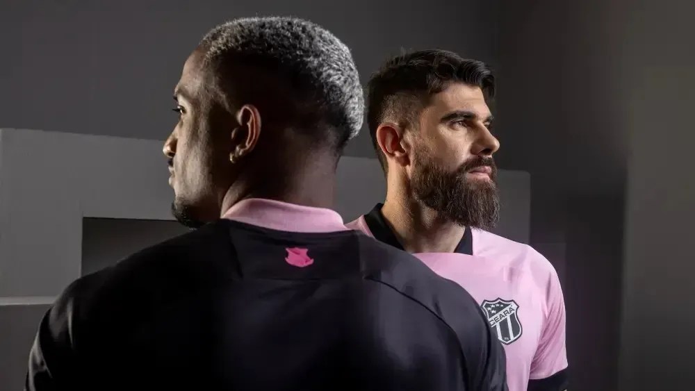 Jogadores do Ceará com as camisas para a campanha do Outubro Rosa