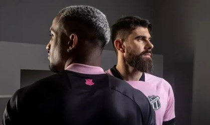 Jogadores do Ceará com as camisas para a campanha do Outubro Rosa