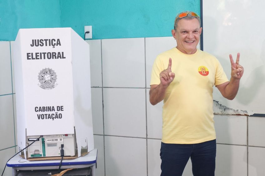 Candidato José Sarto (PDT) vota nas eleições municipais de Fortaleza, neste domingo (6). • Reprodução