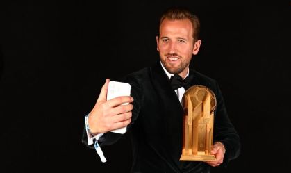 Harry Kane posa com troféu