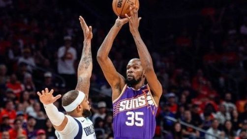 Kevin Durante durante vitória dos Suns sobre os Mavs