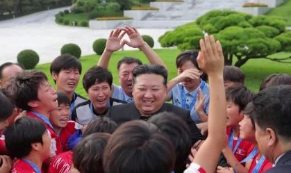 Kim Jong-un recebe norte-coreanas campeãs mundiais sub-20