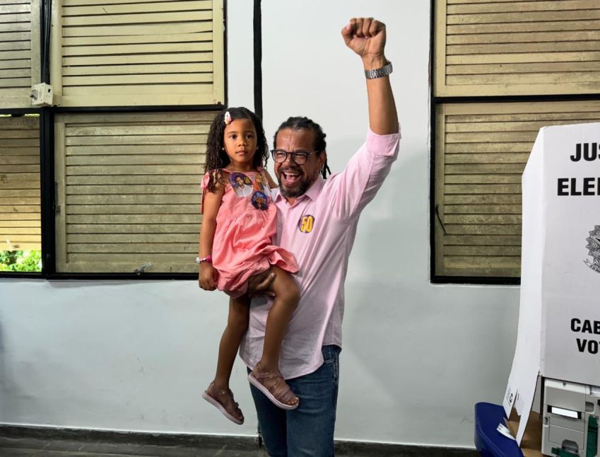 O candidato Kleber Rosa (PSOL) vota nas eleições municipais de Salvador, neste domingo (6). • Reprodução