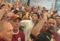 Cruzeiro de olho: torcedores do Lanús "invadem" aeroporto a caminho de BH