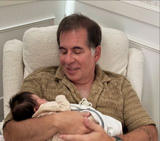 Leandro Hassum e a neta recém-nascida
