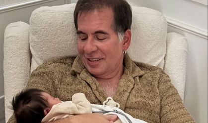 Leandro Hassum e a neta recém-nascida