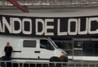 Corinthians x Flamengo: delegação do Fla é recebida com "apagão" e hino do rival