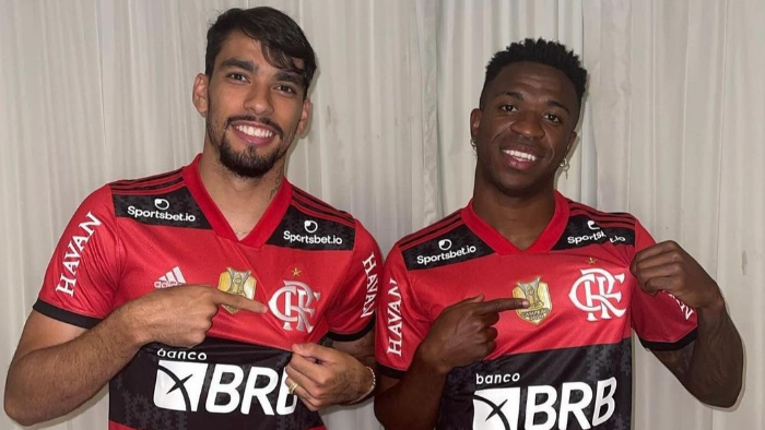 Lucas Paquetá e Vini Jr. com a camisa do Flamengo • Reprodução/Instagram