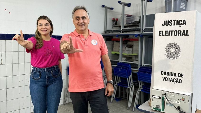 O candidato Luciano Cartaxo (PT) vota nas eleições municipais de João Pessoa, neste domingo (6). • Reprodução