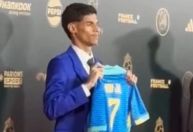Bola de Ouro 2024: Luva de Pedreiro exibe camisa de Vini Jr no tapete vermelho
