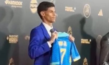 Bola de Ouro 2024: Luva de Pedreiro exibe camisa de Vini Jr no tapete vermelho
