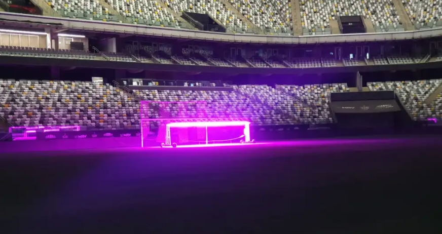 Luz violeta sendo utilizada na Arena MRV