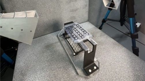 Usando uma folha de plástico transparente revestida com uma tinta condutiva os pesquisadores conseguiram moldar uma ferramenta que permite que a frequência seja ajustada apenas apertando ou empurrando as dobras