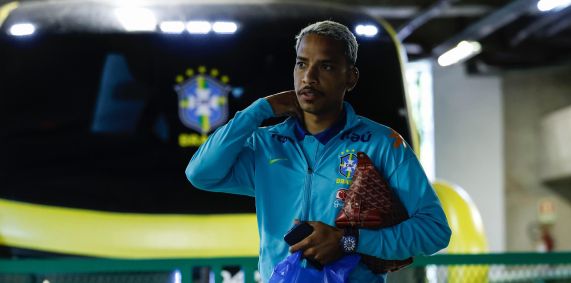 Matheus Pereira chega ao Bezerrão para o primeiro treino com a Seleção