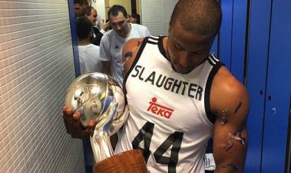 Marcus Slaughter com o título da Liga Espanhola de Basquete
