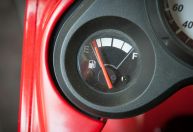 Rodar na reserva detona o motor do carro?