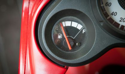 Medidor volumétrico de combustíveis indica se o tanque está Full (cheio, em português) ou Empty (vazio)