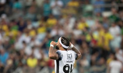 Depay comemora gol de pênalti