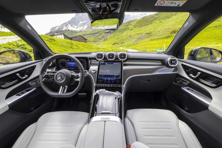 Mercedes-Benz GLC 300 4MATIC AMG Line 2025 • Divulgação