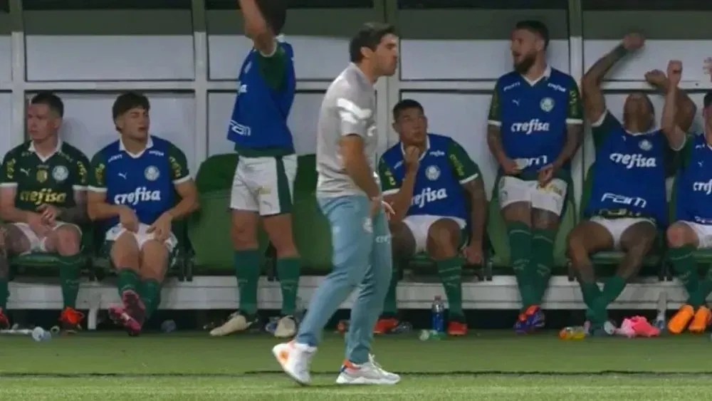 Momento analisado pelo VAR, que gerou a expulsão de Abel contra o Flamengo, na Copa do Brasil