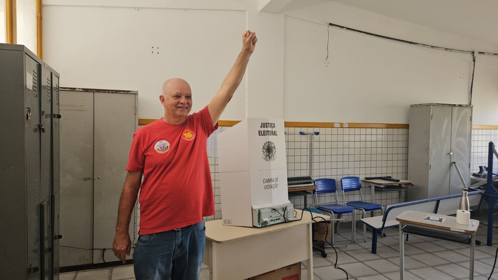 O candidato Nando Poeta (PSTU) vota nas eleições municipais de Natal, neste domingo (6). • Reprodução
