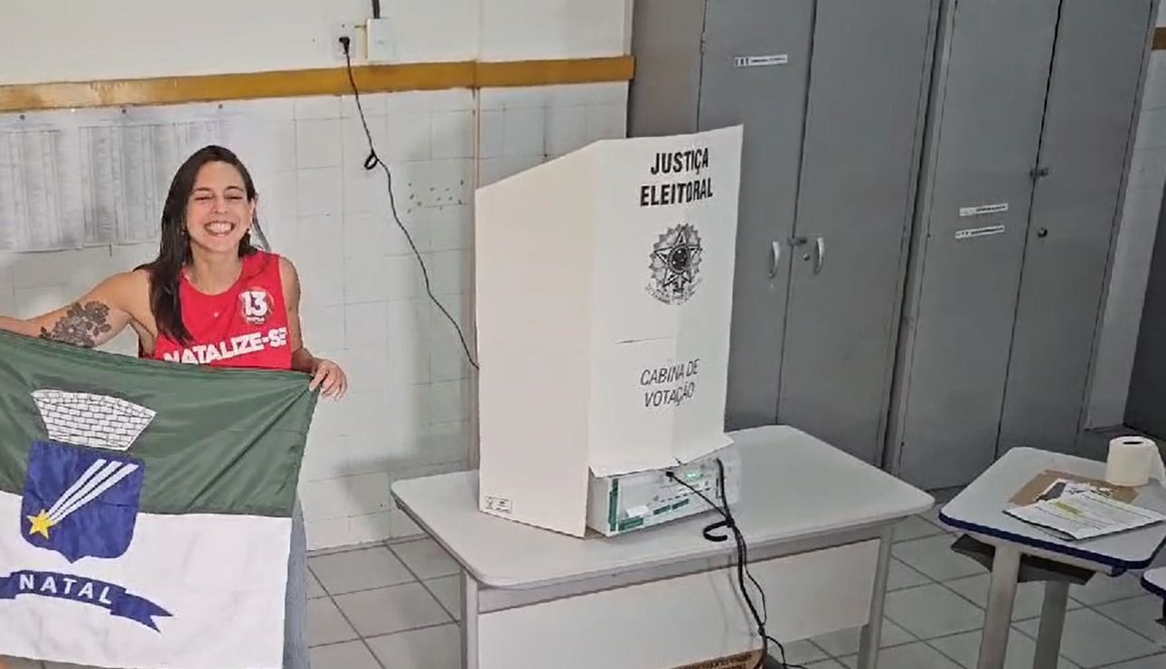 A candidata Natália Bonavides (PT) vota nas eleições municipais de Natal deste domingo (6) • Reprodução