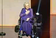 Em cadeira de rodas, Nathalia Timberg se emociona ao ser homenageada em prêmio