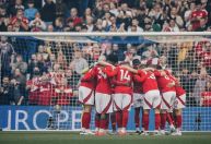 Clube da Premier League é multado em R$ 5 milhões após críticas contra o VAR
