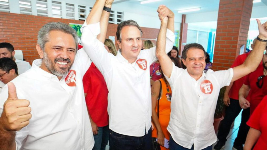 Da esq. para dir.: governador do Ceará, Elmano de Freitas (PT), ministro da Educação, Camilo Santana (PT) e candidato à prefeitura Evandro Leitão (PT) • Reprodução