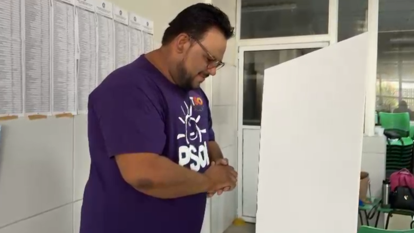 Candidato Técio Nunes (PSOL) vota nas eleições municipais de Fortaleza deste domingo (6)• Reprodução
