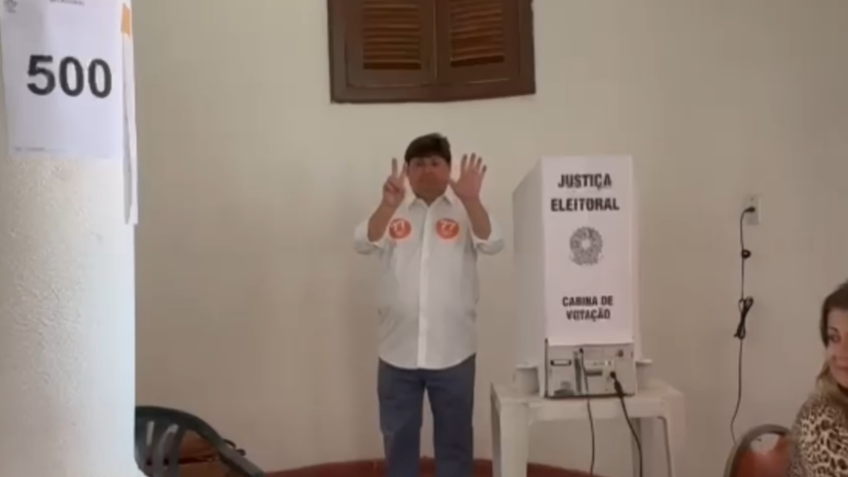Candidato George Lima (Solidariedade) vota nas eleições municipais de Fortaleza deste domingo •