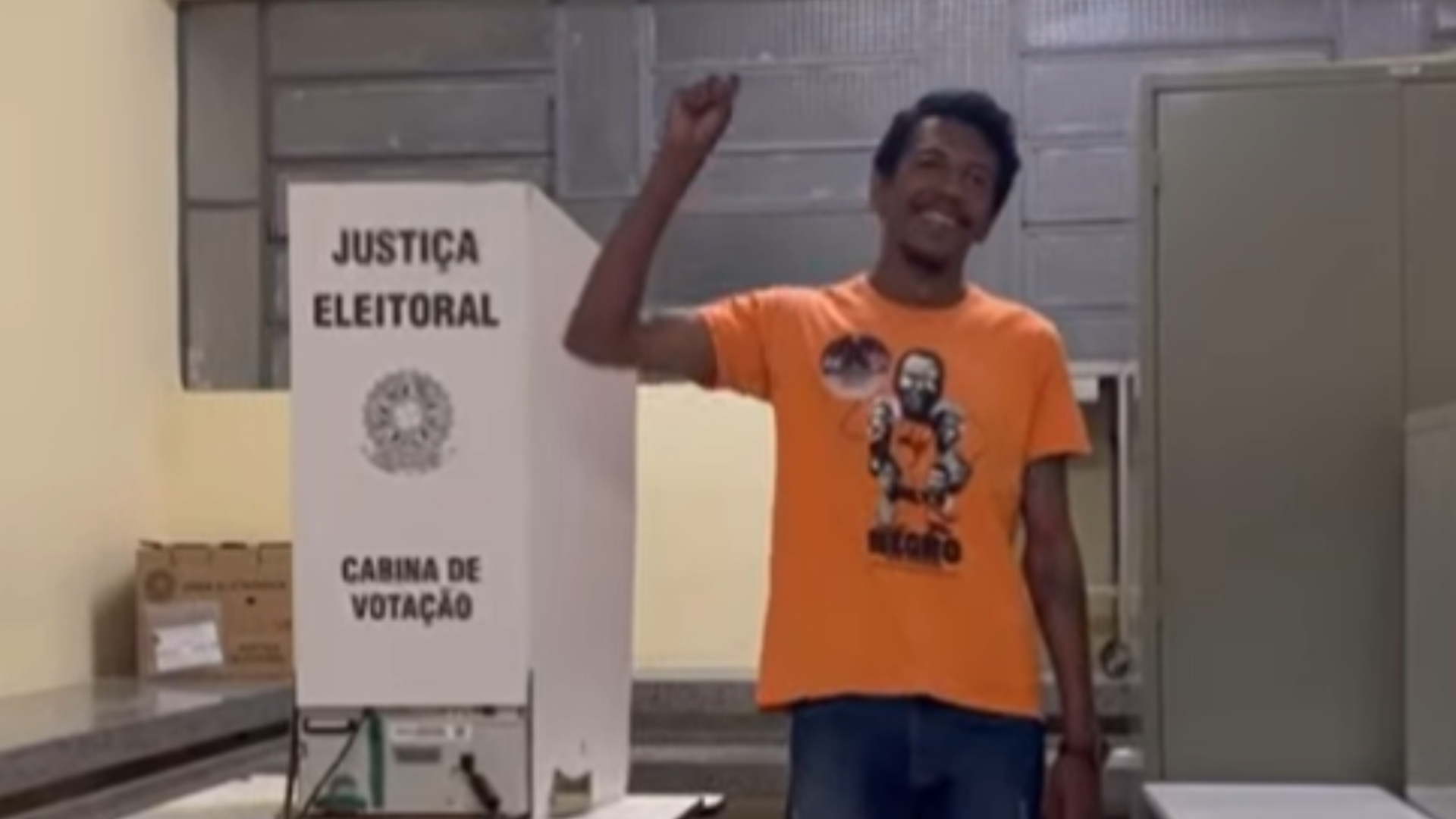 O candidato Santiago Belizário (UP) vota nas eleições municipais de Teresina neste domingo (6) • Reprodução