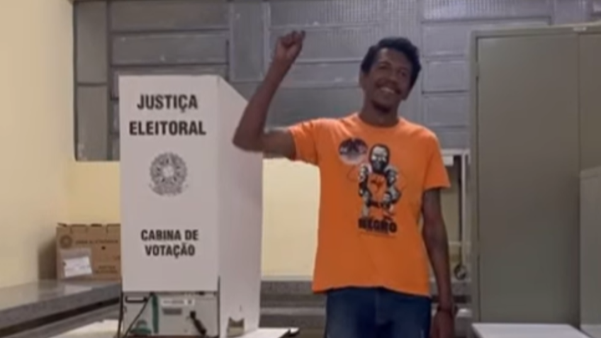 O candidato Santiago Belizário (UP) vota nas eleições municipais de Teresina neste domingo (6) • Reprodução