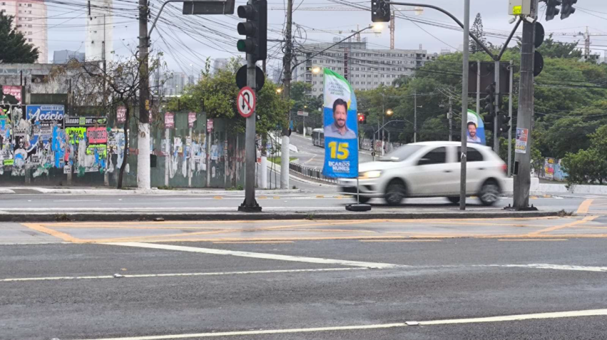 Windbanners colocados na Avenida Guarapiranga, 1553, Vila do Socorro, na manhã do dia 27 de outubro