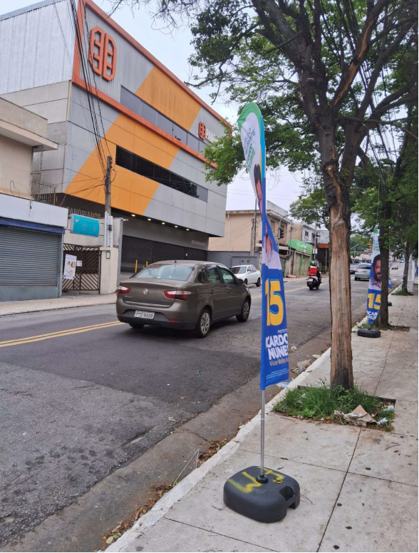 Windbanners colocados na Rua Professor Mangabeira Albernaz, 150, Cidade Ademar, na manhã do dia 27 de outubro • TRE-SP