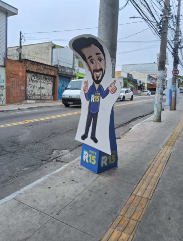 Windbanners colocados na Rua Professor Mangabeira Albernaz, 150, Cidade Ademar, na manhã do dia 27 de outubro • TRE-SP